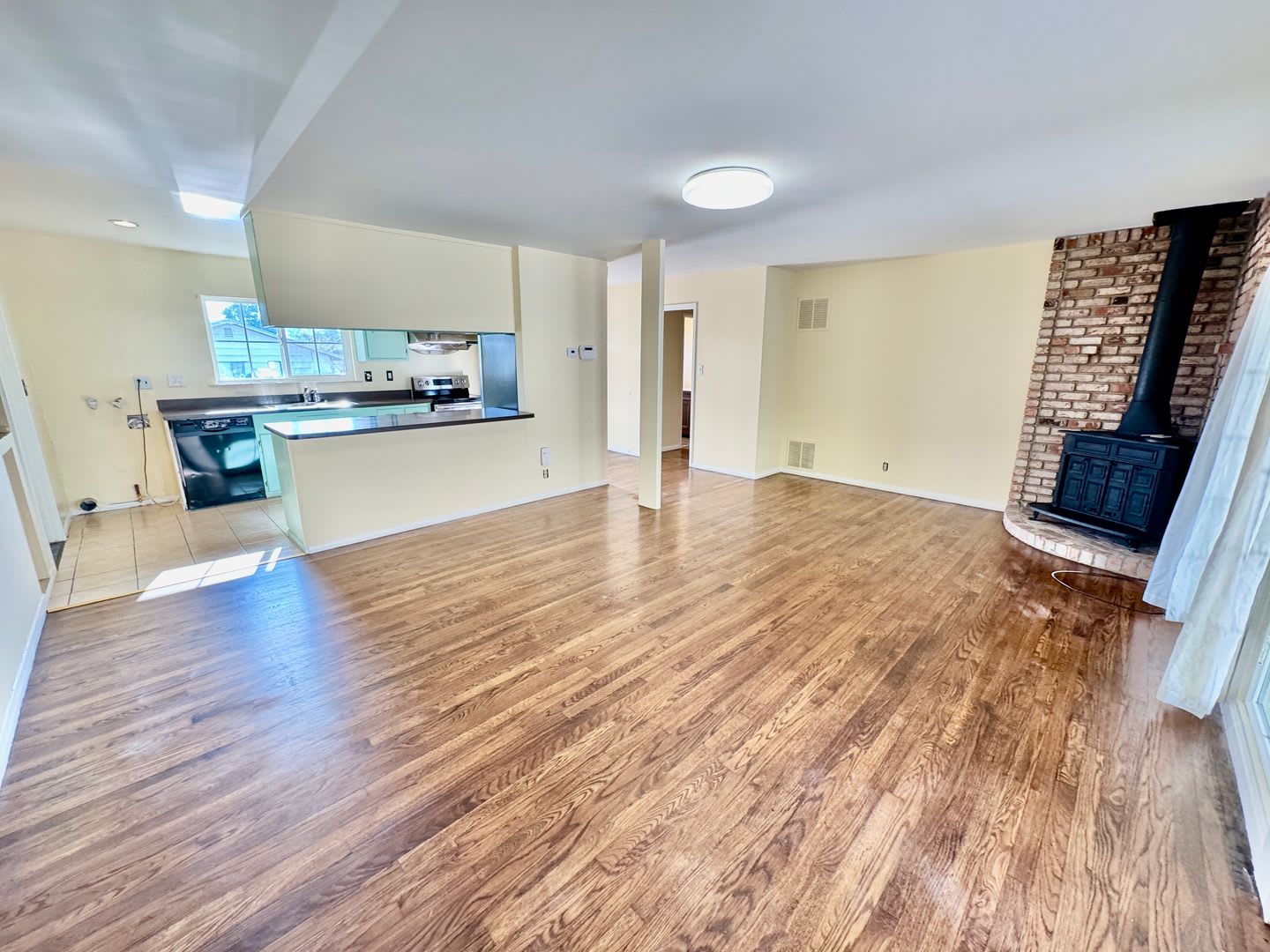 Single Family Home 3 Bed / 1 Bath Home w/ Familyroom – photo 4