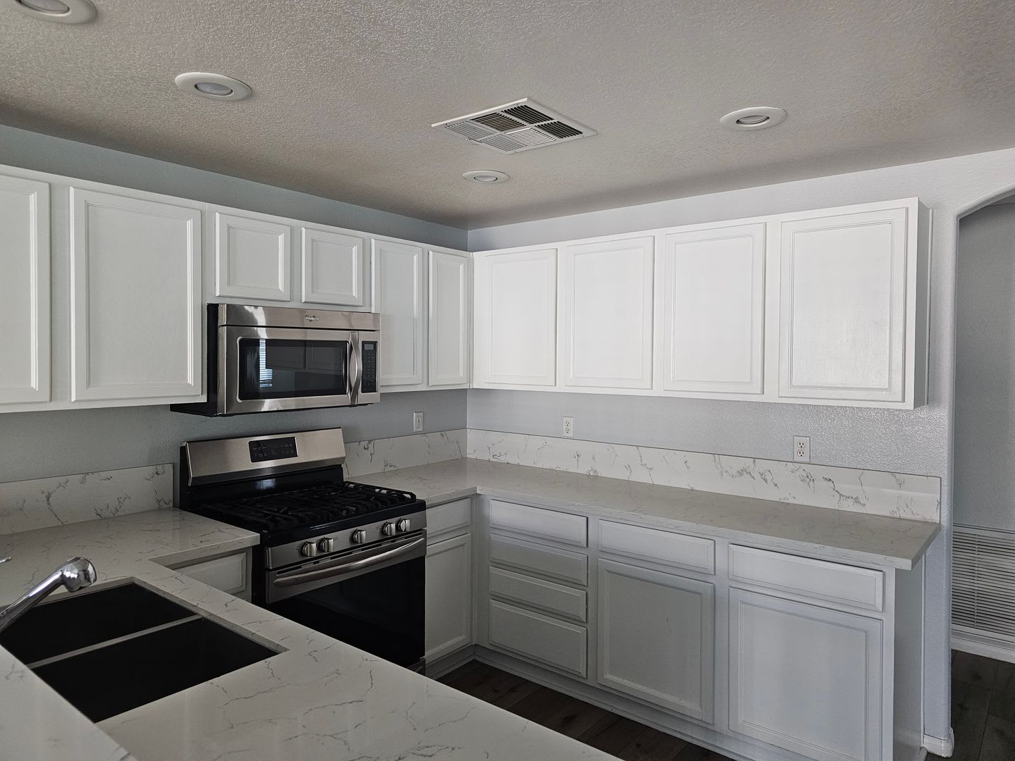 Townhome available in beautiful community – photo 2