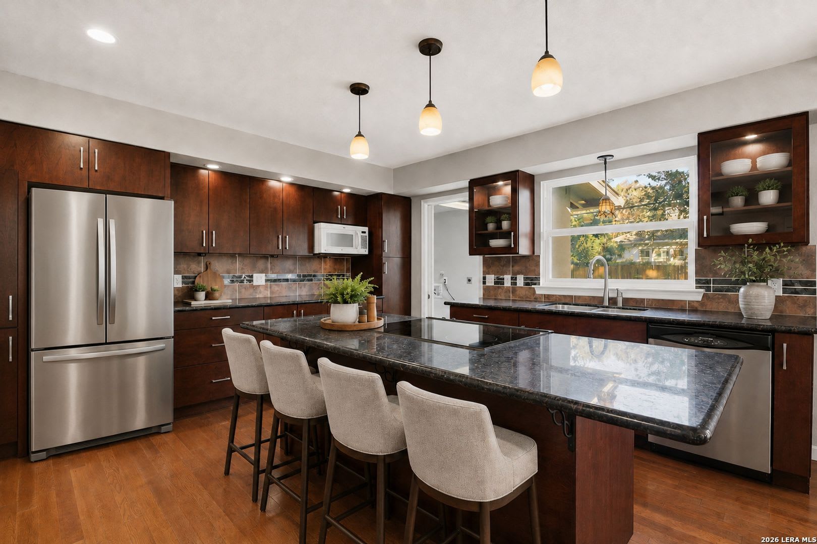 Charming 4 Bedroom Home With Spacious Living Areas In Convenient Location – photo 4