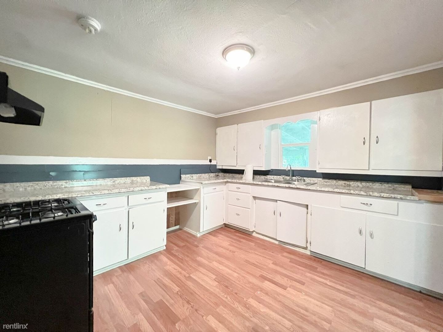 3 Bed, 1 Bath Home with Large Fenced Yard – photo 2