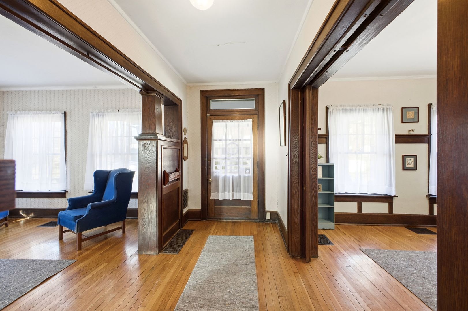 6+BR House on E. Lane – Central Campus – Newly Renovated + Free Parking – Flexible Move-In – photo 4