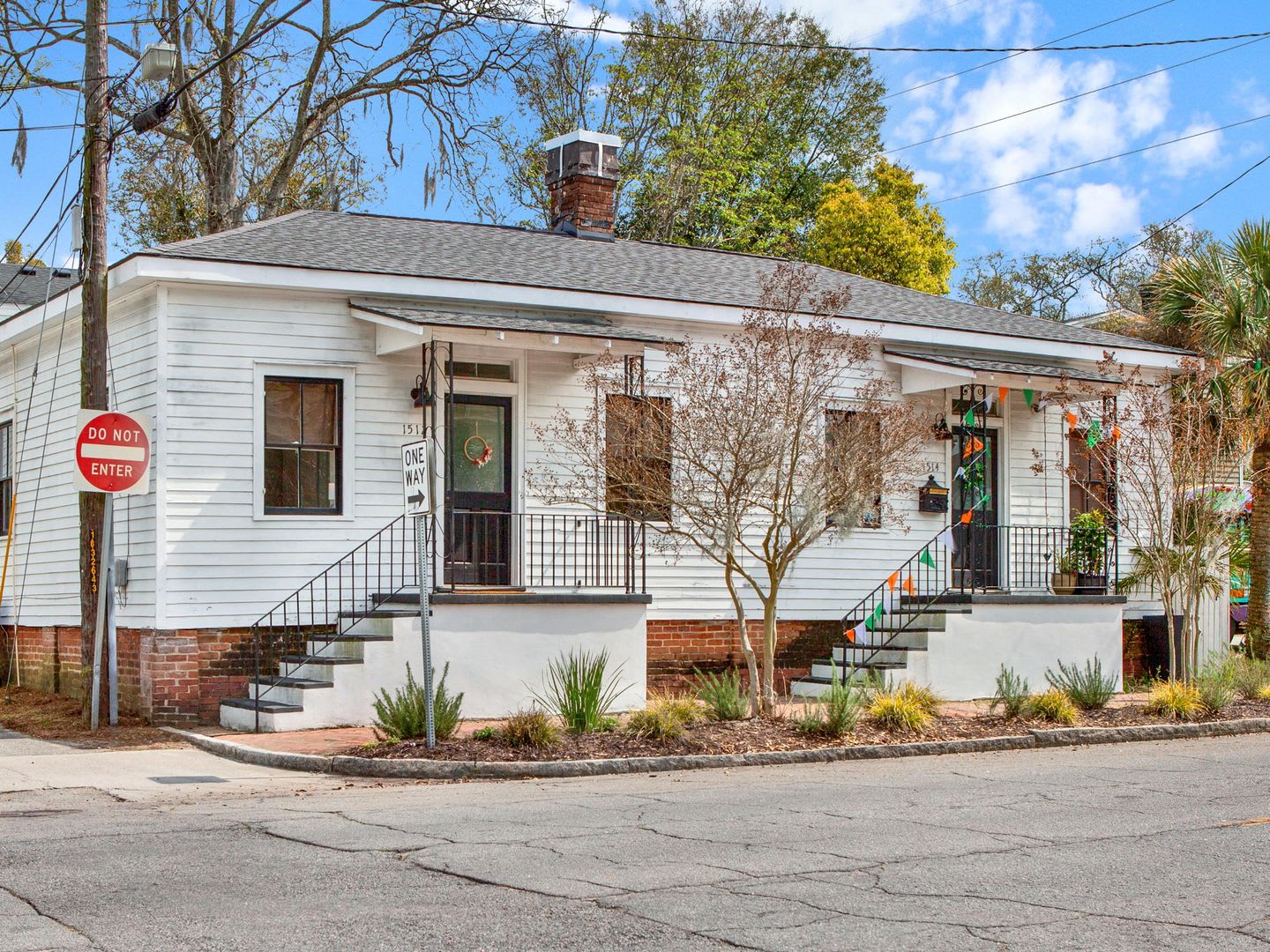 Charming Railroad-Style Townhouse Near Forsyth Park & Starland – photo 4