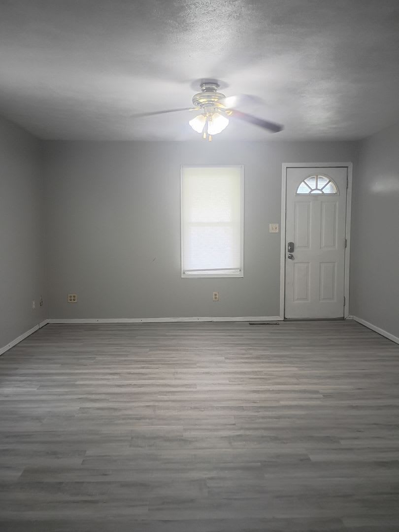 For Rent 1213 W 17Th St 2 Bedroom 1 Bathroom Home Nice Porch Nice Back Yard New Flooring Washer Dryer Hookups – photo 3