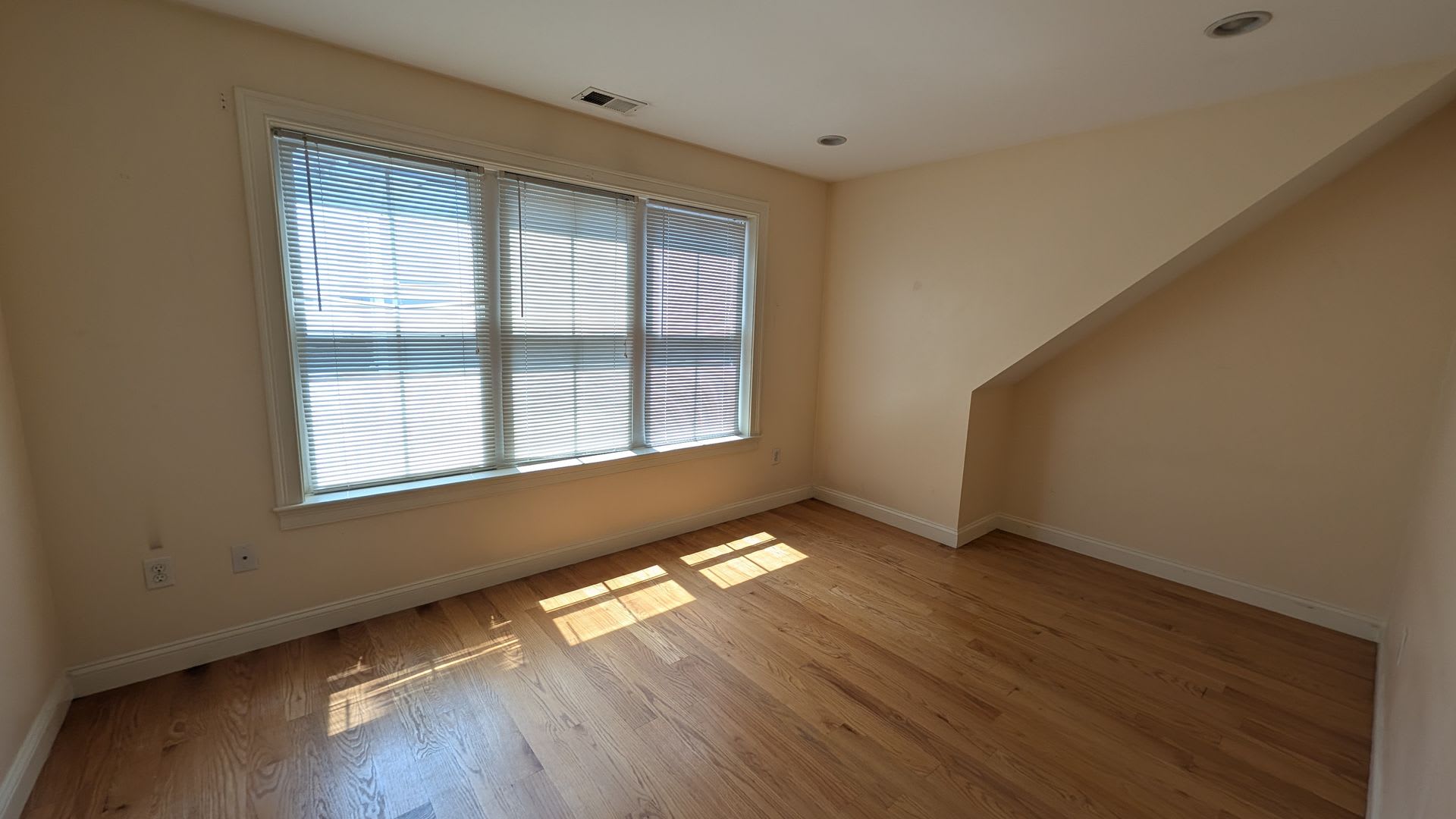 Spacious Townhouse 4 Bed 3 5 Bath Unit In Brighton With Garage Parking – photo 3