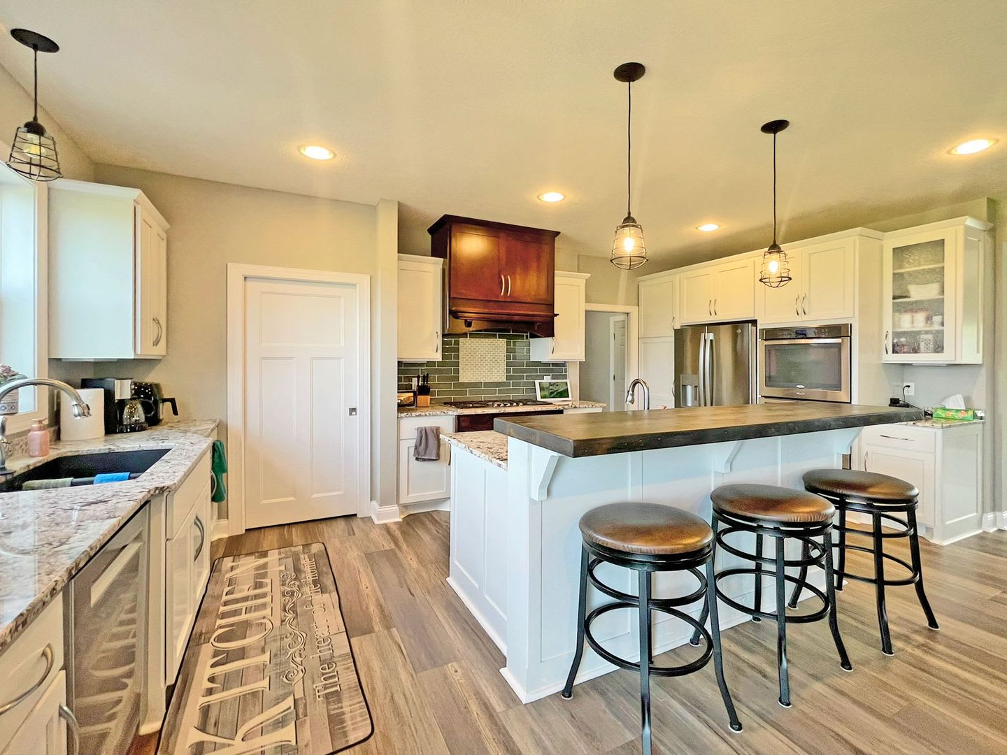 Big Beautiful Custom Home On Nature Preserve Gourmet Kitchen Granite 2 Fireplaces Primary Suite 3 Car Gar – photo 3
