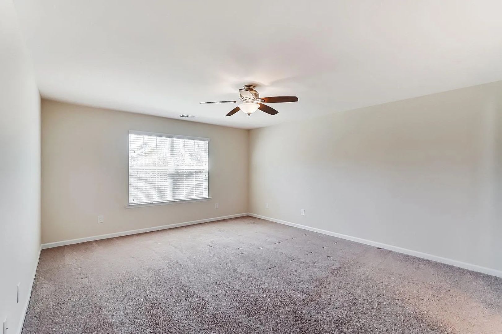 Room in 5 Bedroom Home at Green Birch Dr – photo 5