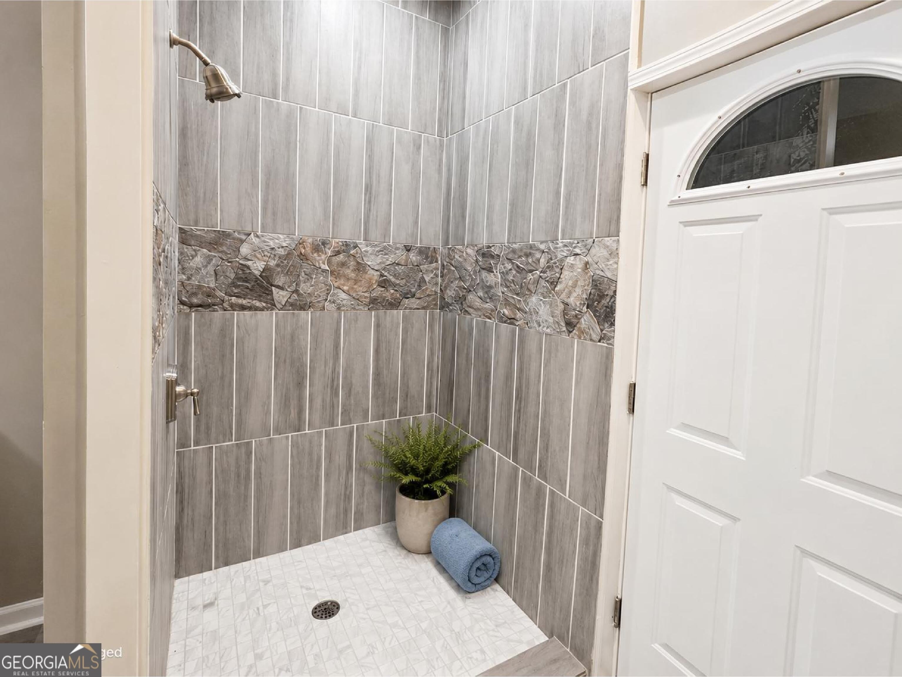 5589 River Road – photo 3