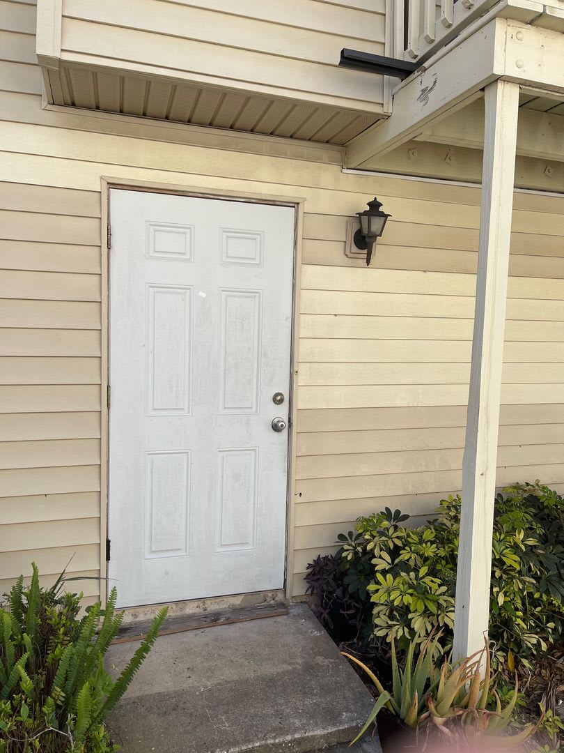 Spacious 2 Bedroom 1 Bathroom End Unit Upstairs Condo – photo 2