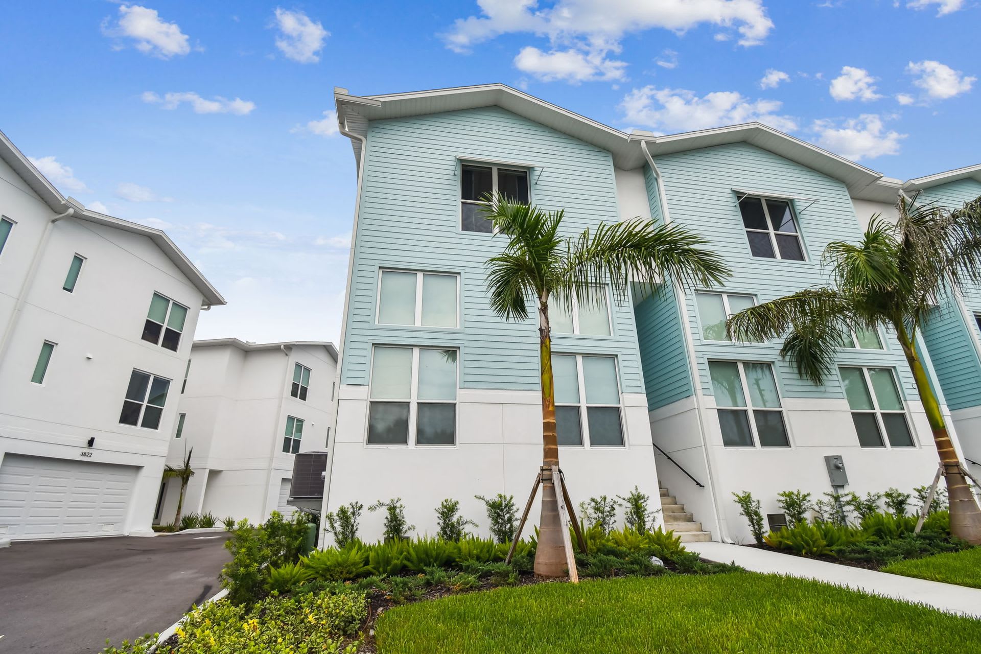 A charming coastal townhouse, just minutes from downtown St. Pete! – photo 1