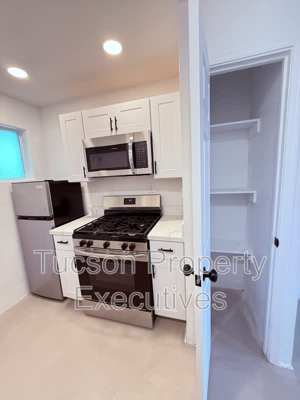 810 N Alvernon Way – photo 2