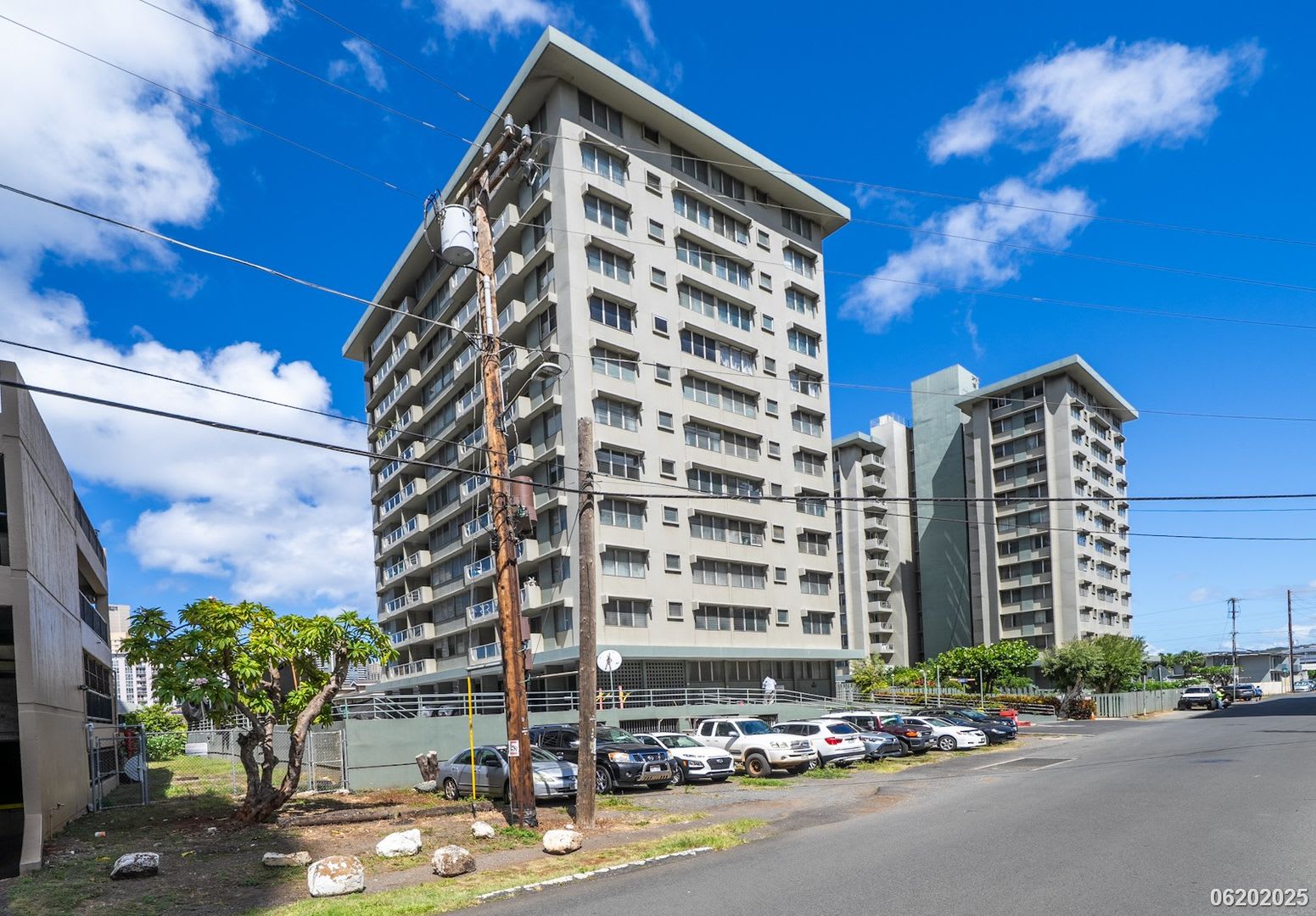 2400 2 Bd 1 Ba 1 Parking Condo In Hono Hale Towers – photo 1
