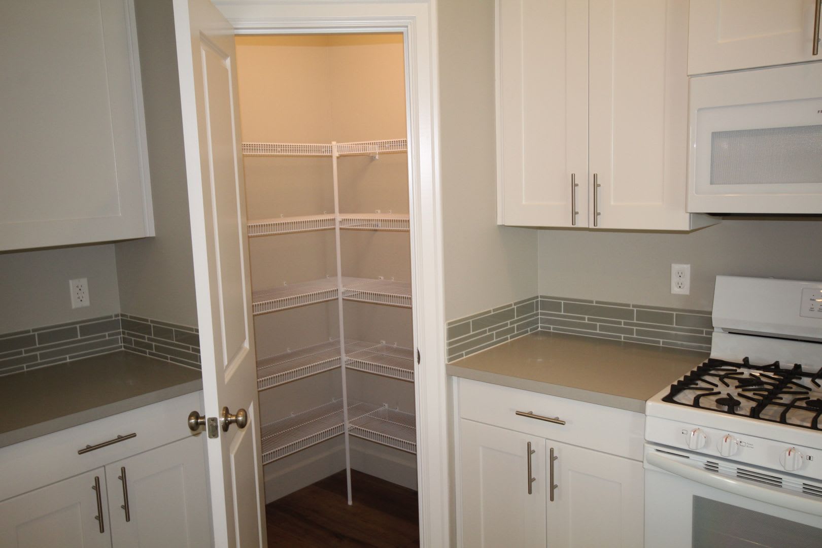 Redmond, 3 Bdrm, 2 Bath House, All Appliances, Gas Fireplace, Double Garage – photo 5