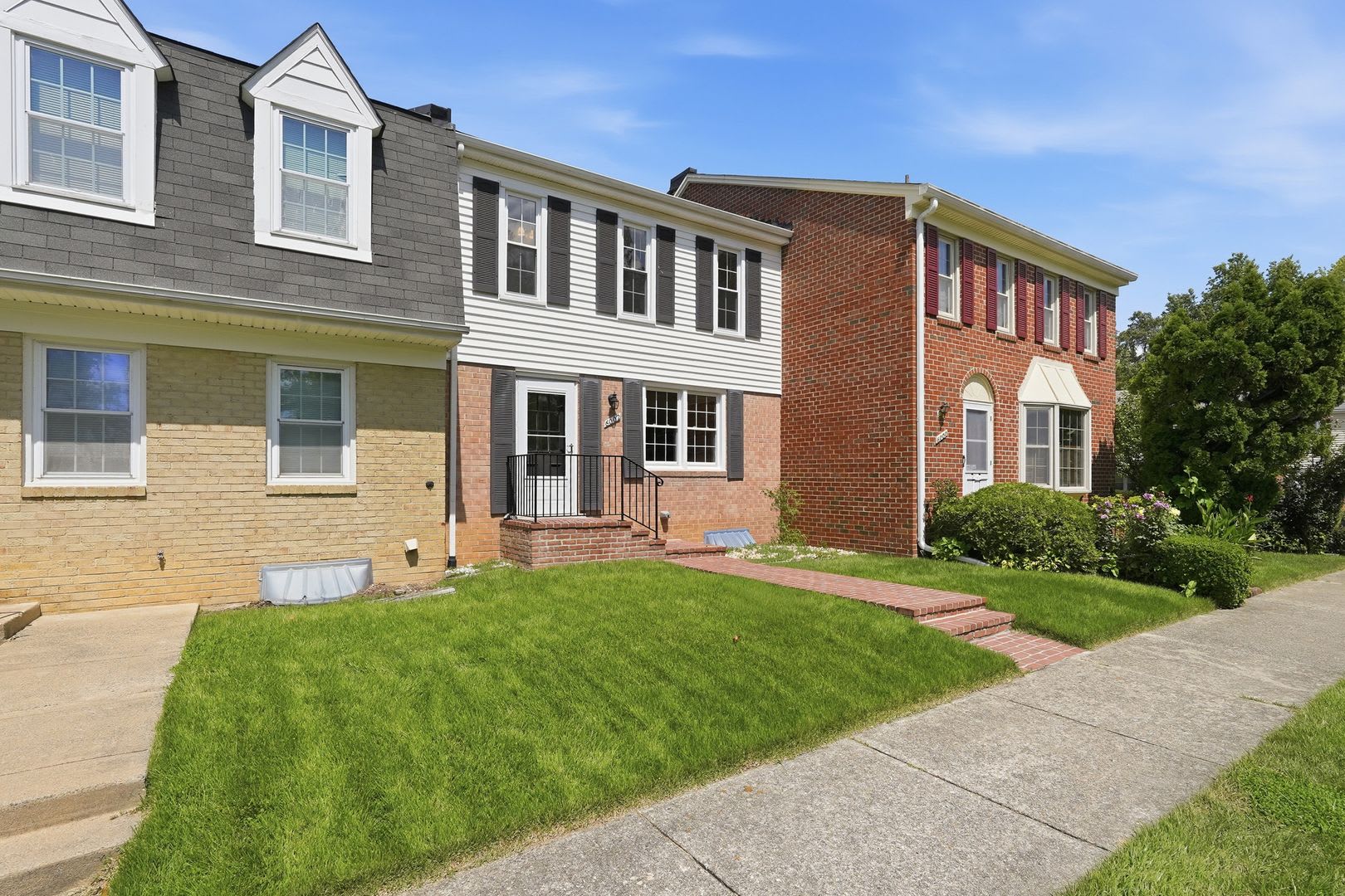 Beautifully Updated Townhome in Burke Station Square – photo 2