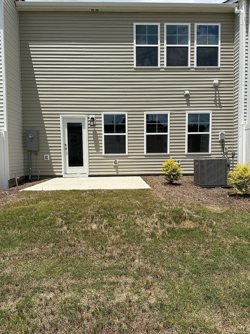 Room in 3 Bedroom Home at Arkose Dr – photo 3