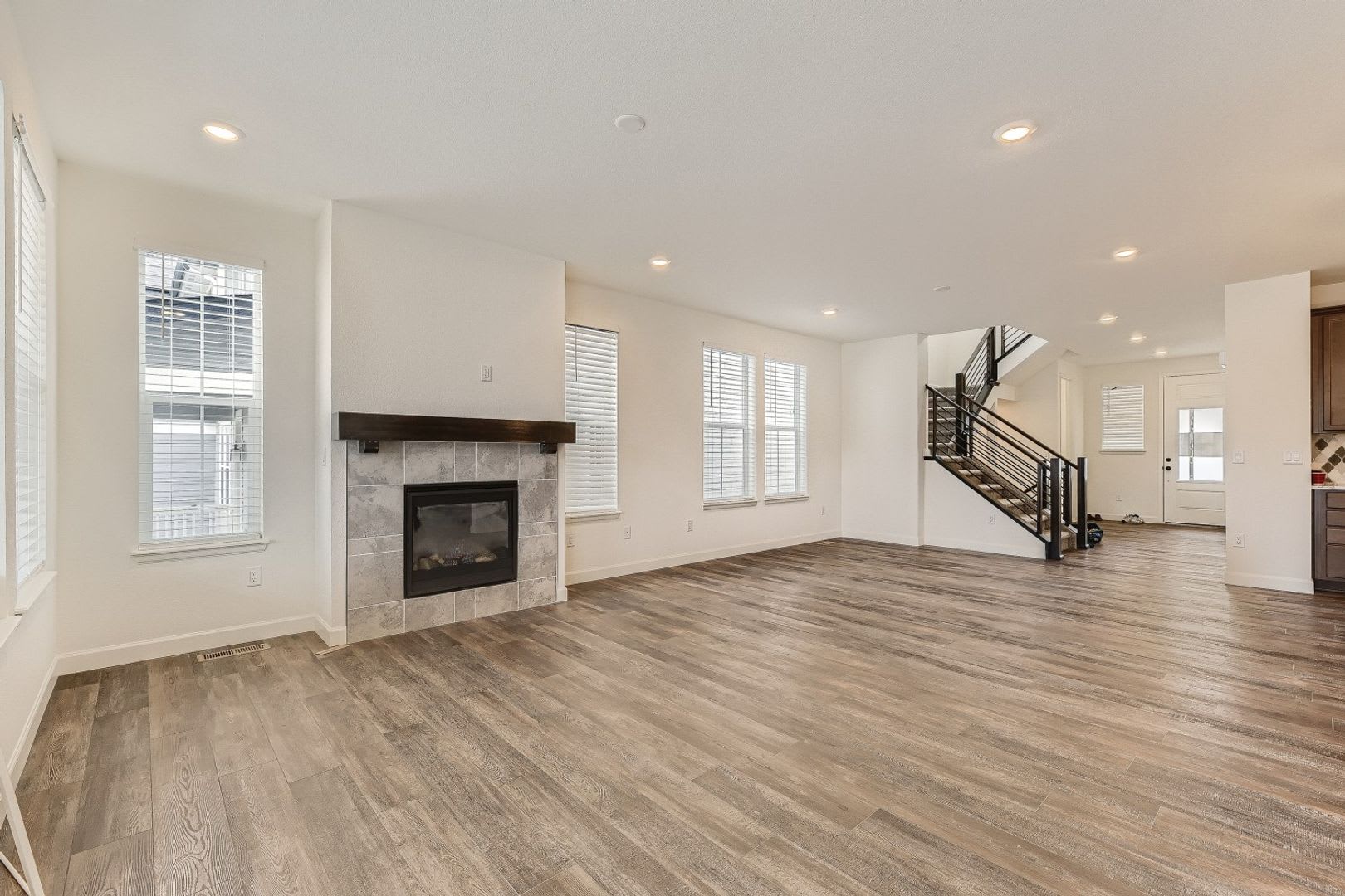 Special Offer 1 Month Rent Free If Lease By July 1St Week Beautiful Two Story Home With A Walk Out Finished Basement Is For The Perfect Family Home – photo 4