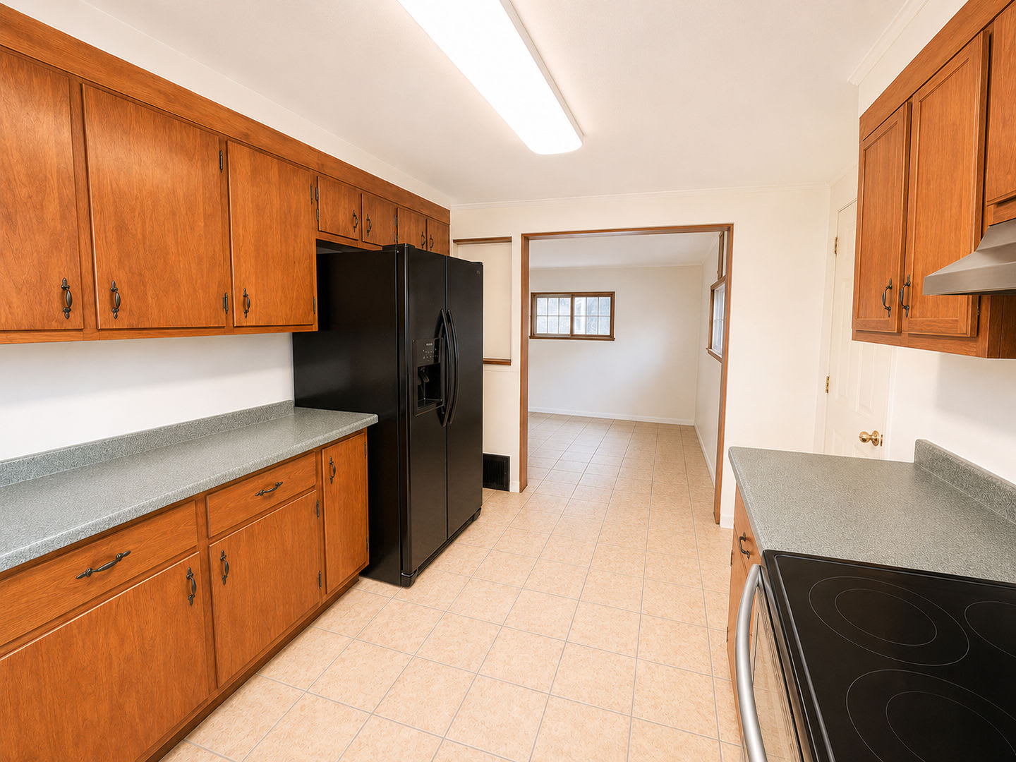 Single-Family Home with 2-Car Garage & Spacious Layout Available – photo 4