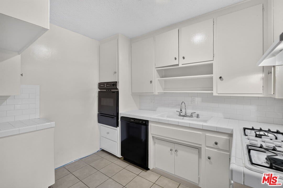 15540 Moorpark St – photo 4