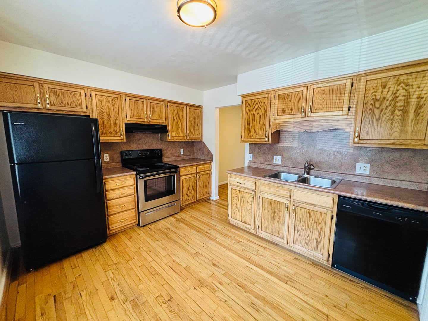 4 Bedroom, 3.5 Bath Townhouse – photo 2