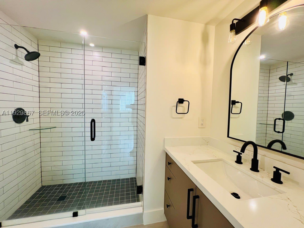 8000 N Nob Hill Rd – photo 1