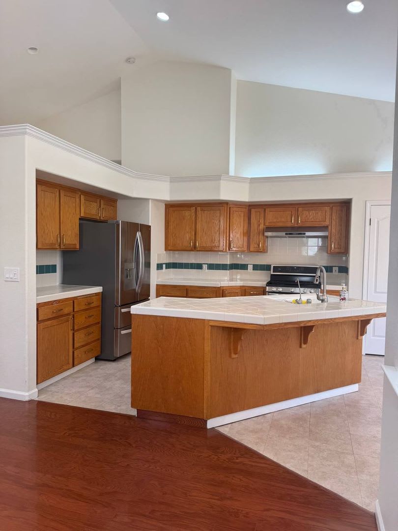 Move In Special Half Off The 1St Month S Rent Charming 4 Bedroom Home With Solar Spacious Yard – photo 3