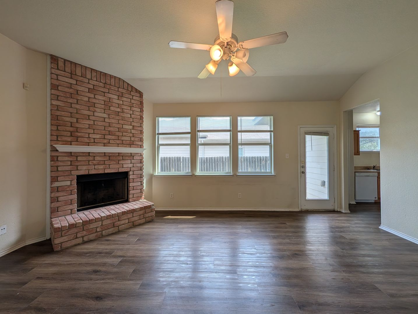 3 2 House Near Fisher Park Washer Dryer Included No Carpet Fenced In Yard Nbisd 2 Weeks Free Rent – photo 3