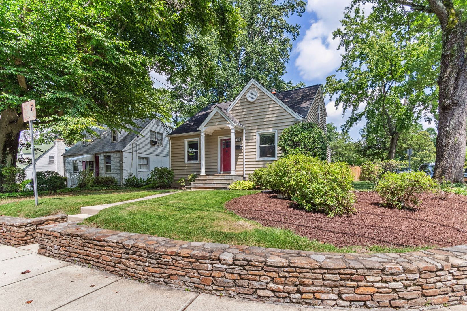 Cute Cape Cod Close to Forest Glen Metro w/huge backyard! – photo 2