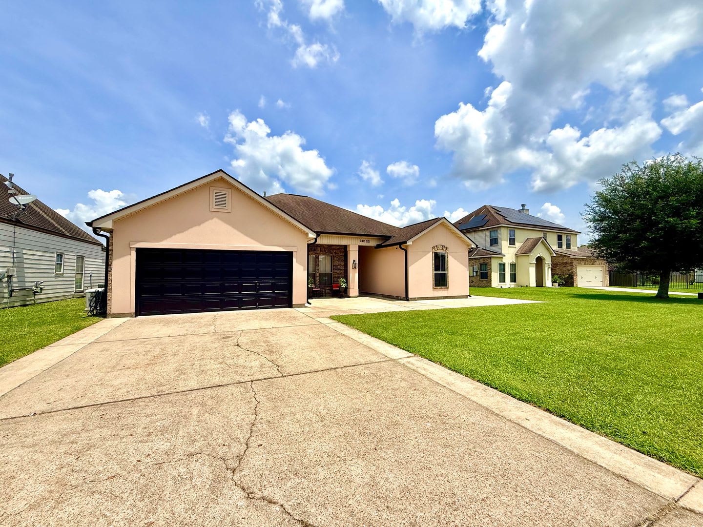 Beautiful 4BR Home with Scenic Lake View Backyard – photo 4