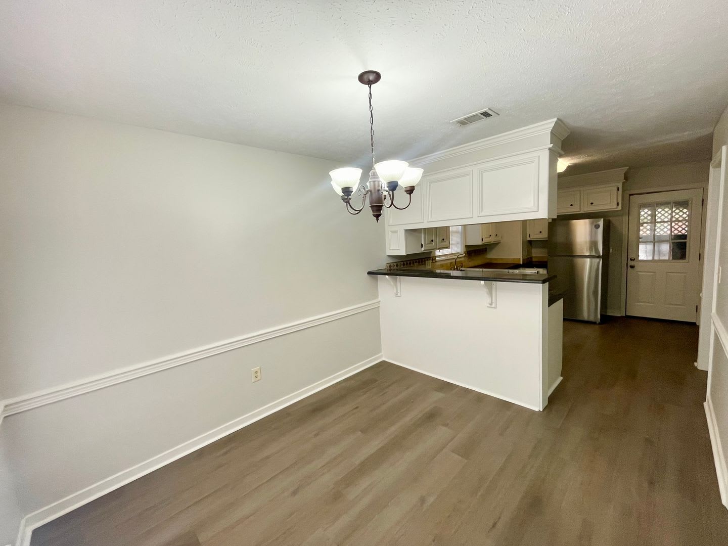*MOVE IN SPECIAL* Charming 3 Bedroom Home in Brandon 047 – Great Location- Recently Renovated! – photo 5