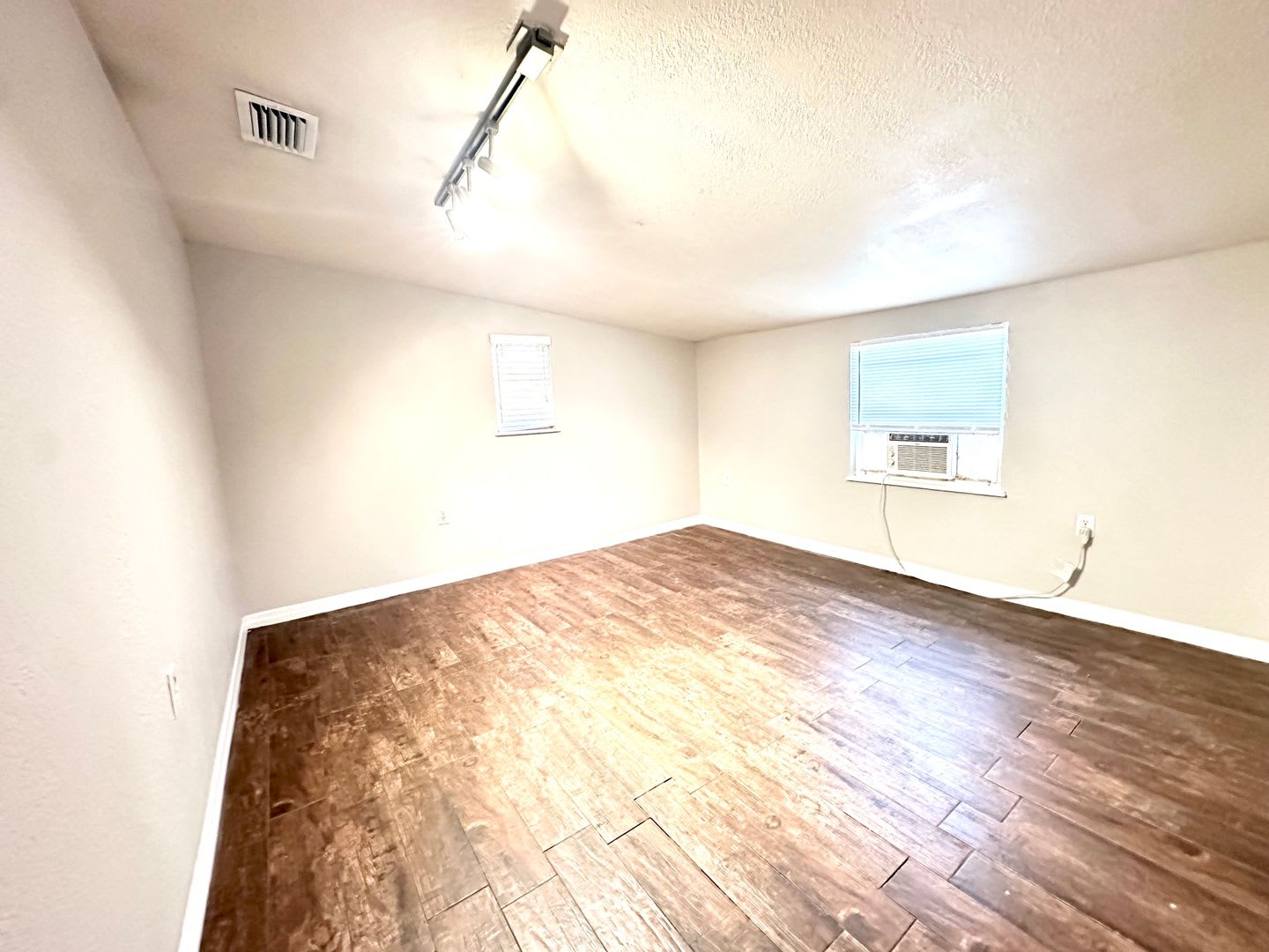 Charming 2BR/1BA St. Pete Home, Available Now! – photo 4