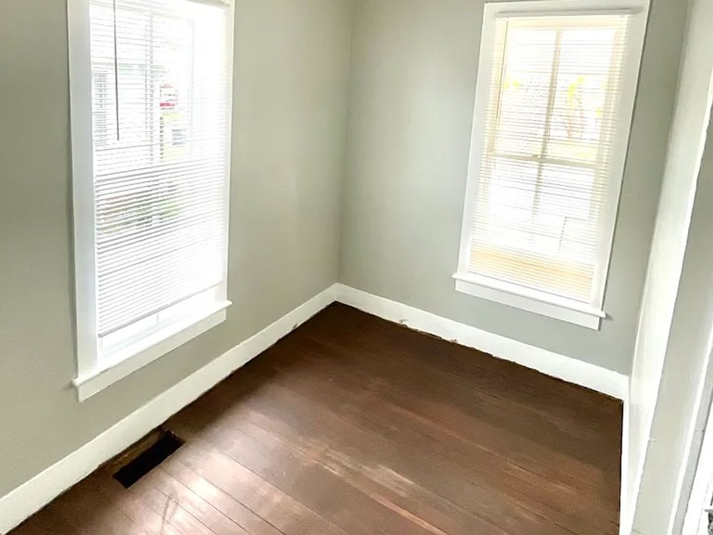 Special Half Off First Full Months Rent Charming 2 Bedroom Home Near Dundee – photo 5