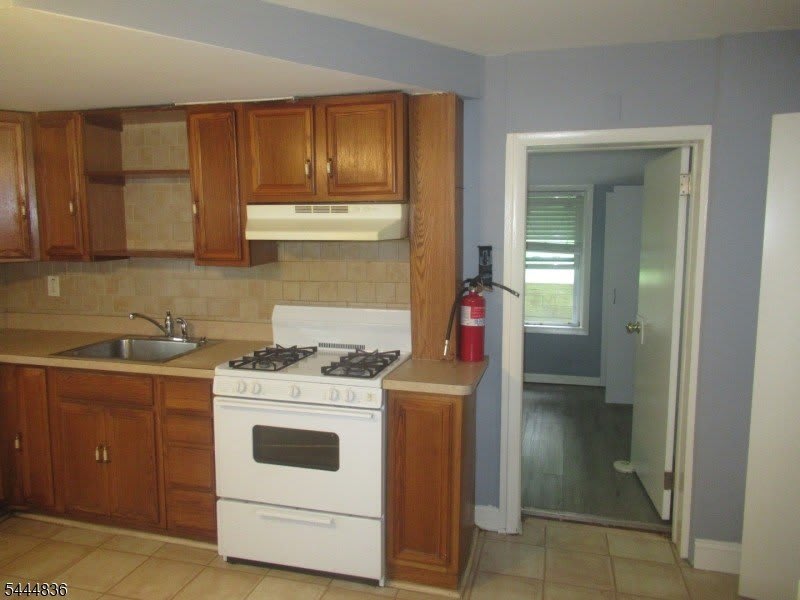 137 Thompson Ave – photo 5