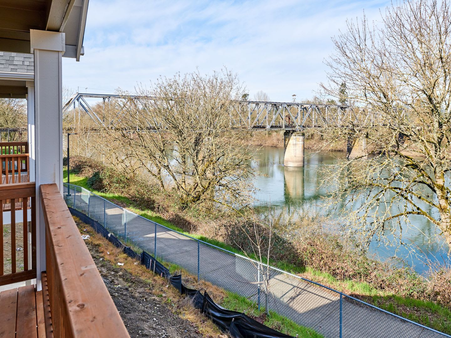 LIVE ON THE WILLAMETTE RIVER – photo 1