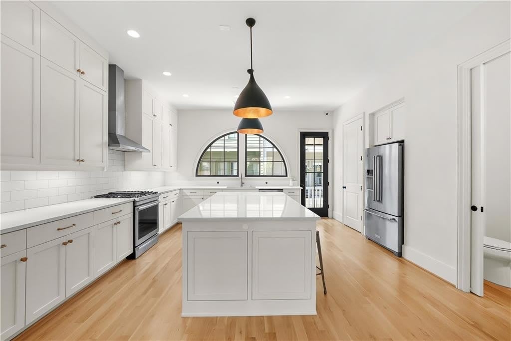 683 Fraser Street SE – photo 2
