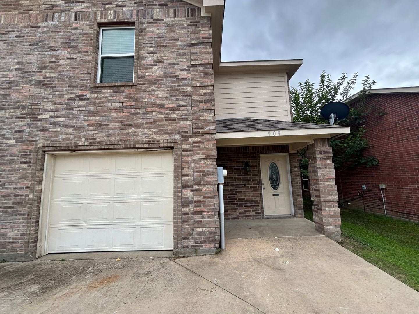Spacious 2-Story Duplex With Private Fenced Yard – photo 2