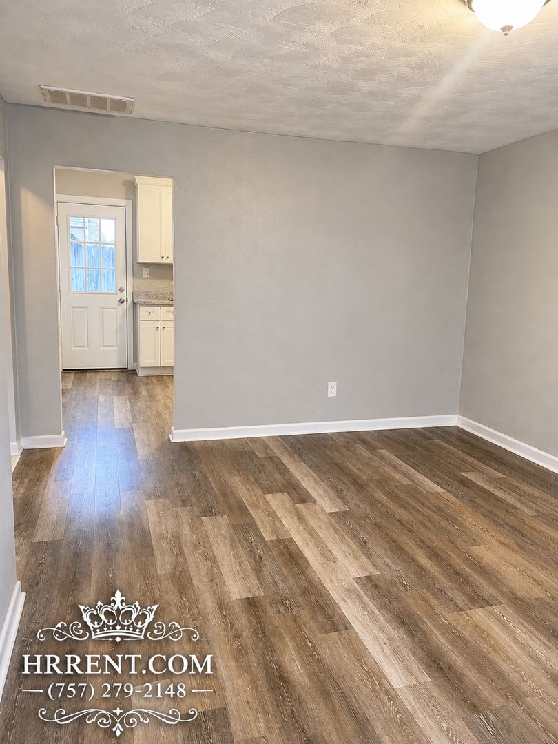 Newly Renovated 2 Bedroom 1 Bathroom Duplex Minutes away from Virginia Beach! – photo 4