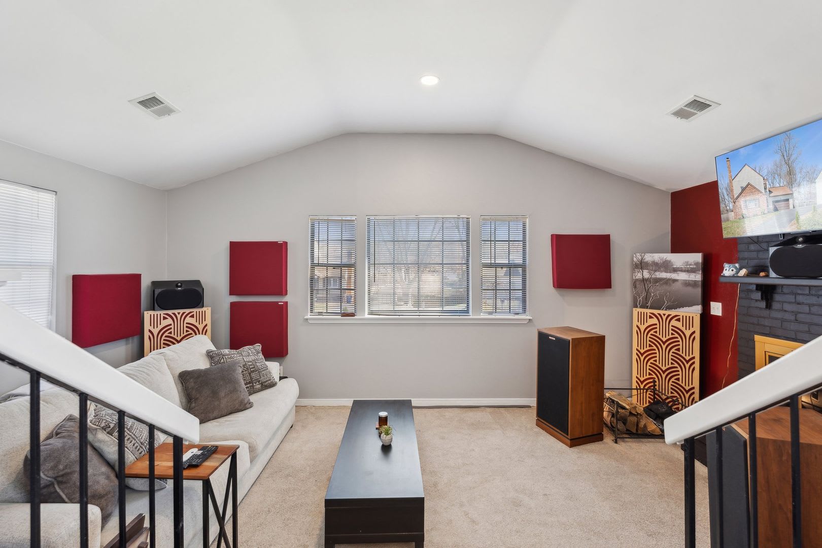Beautifully renovated end-unit home on nearly an acre! – photo 3