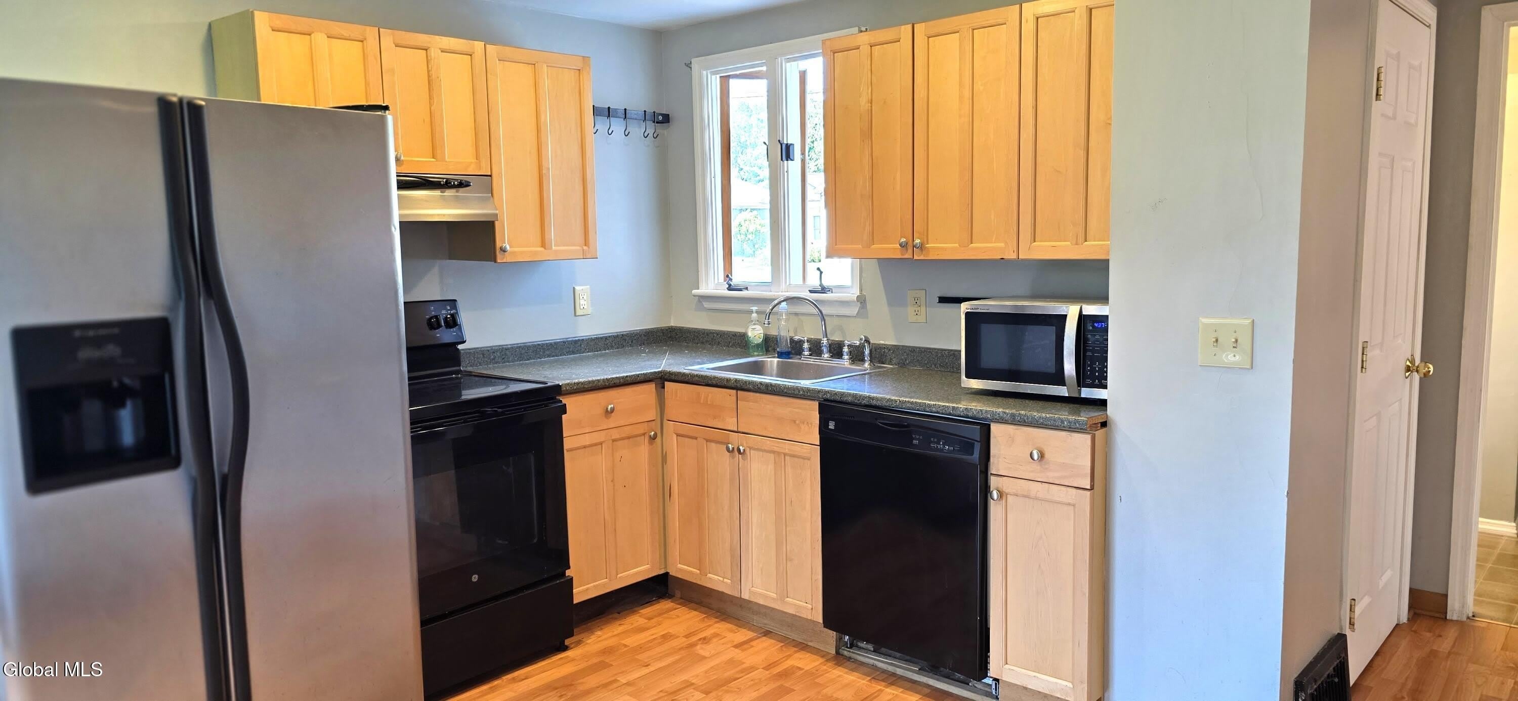 93 Cherry Avenue – photo 2
