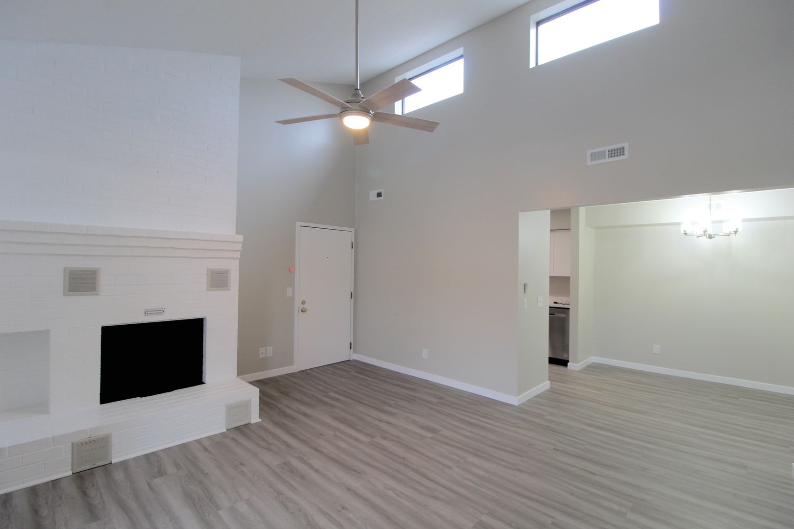 Remodeled 2 bedroom 2 bath condo on the top floor with vaulted ceilings – photo 4