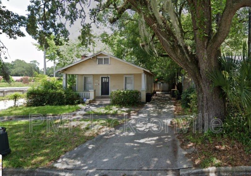 1211 Hollywood Ave – photo 1