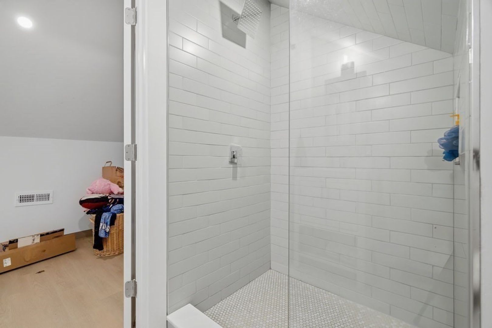Giant 6 Bed in Mission Hill 9/1/26 – photo 5