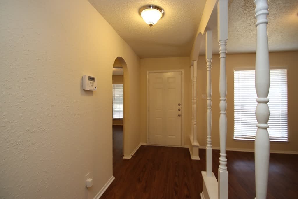 ***MOVE IN SPECIALS $250 OFF FIRST MONTH'S RENT*** Remodeled South Austin gem with NO CARPET! – photo 2