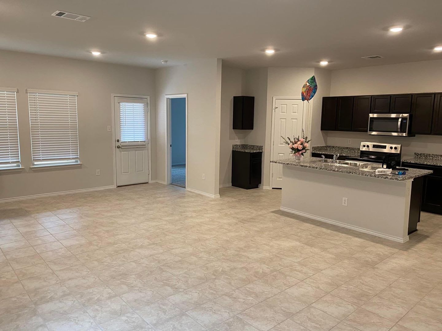 Beautiful 3 Bedroom home in Yowell Ranch – photo 3