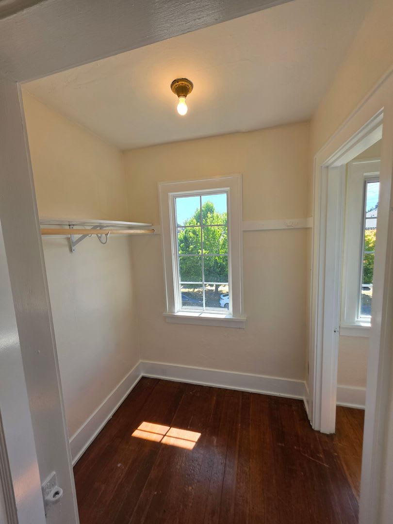 Large 1 Bedroom Historic Condo Top Floor Unit With A Charming Interior Available Now – photo 5