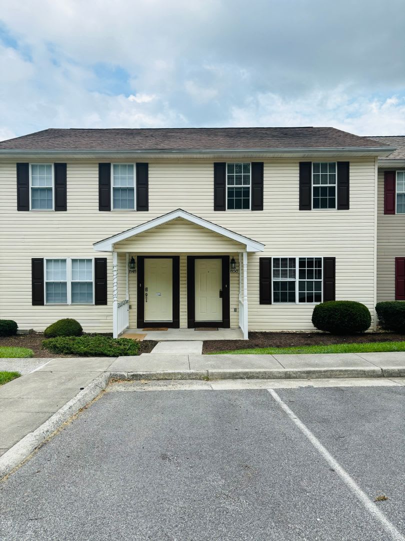 4 Bedroom 3 Bath with Den Townhouse – photo 3