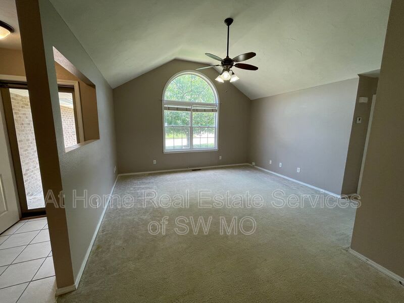 207 N Carlisle Dr – photo 2