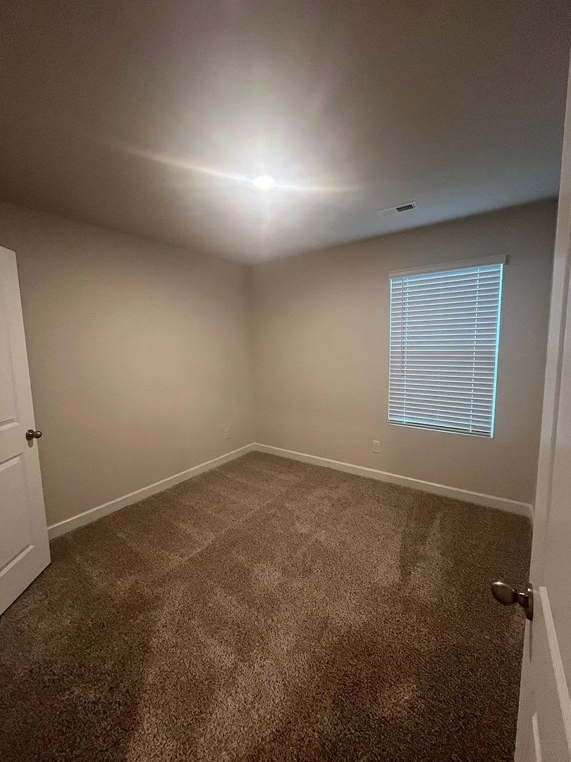 Room in 3 Bedroom Home at Memorial Pkwy – photo 4