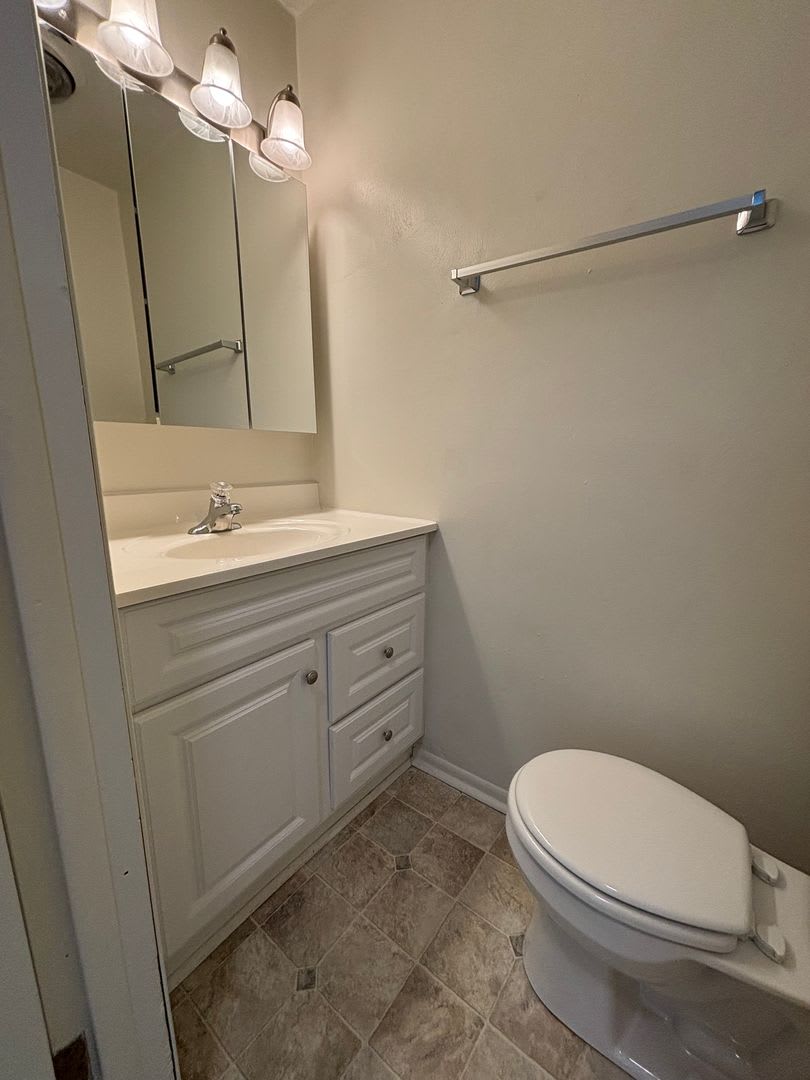 2 Bedroom, 1.5 Bath Townhouse – photo 3