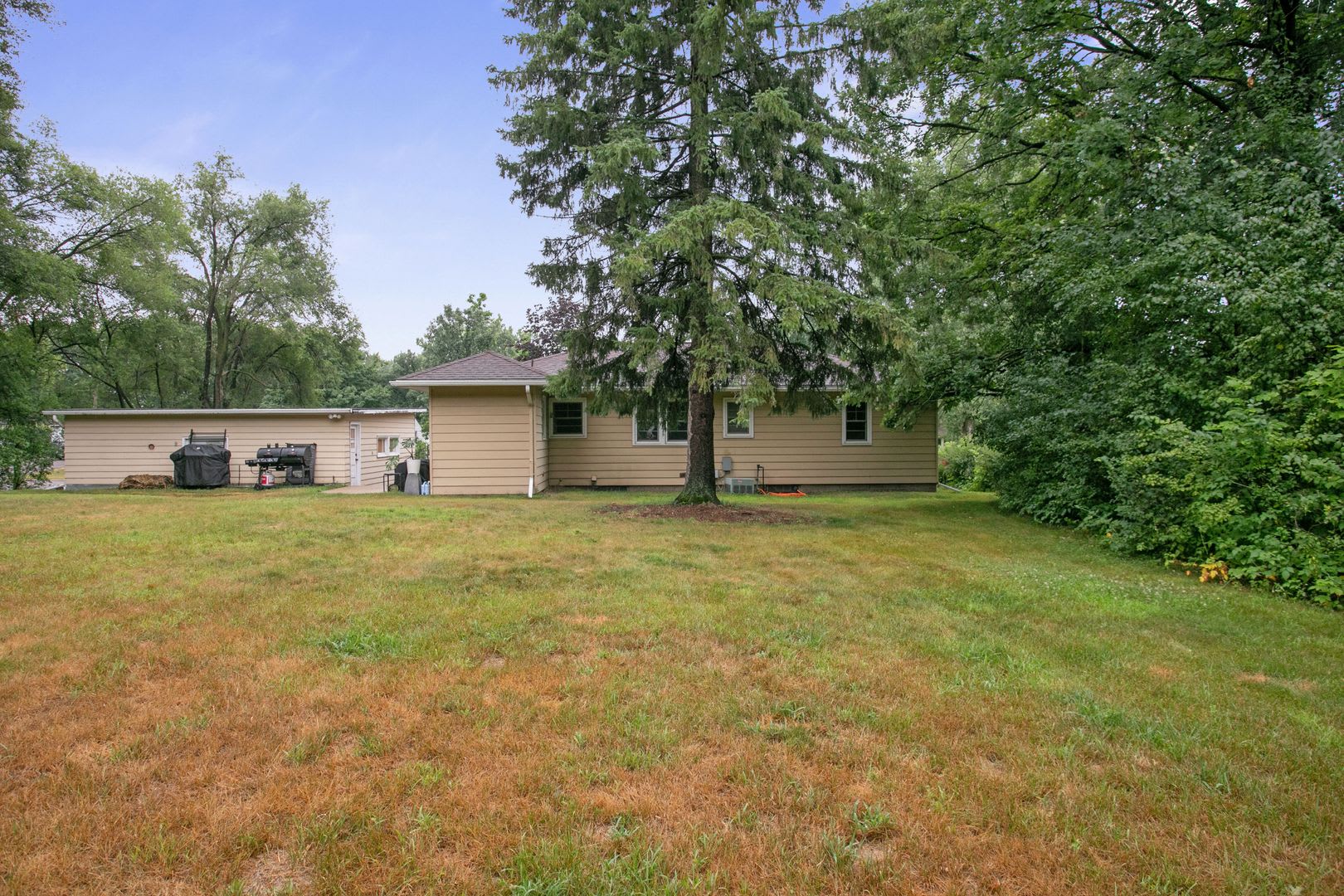 Available Sept 01 in Andover: 3bd 1ba 2car garage Large Corner Lot $1,995.00 plus utilities – photo 3
