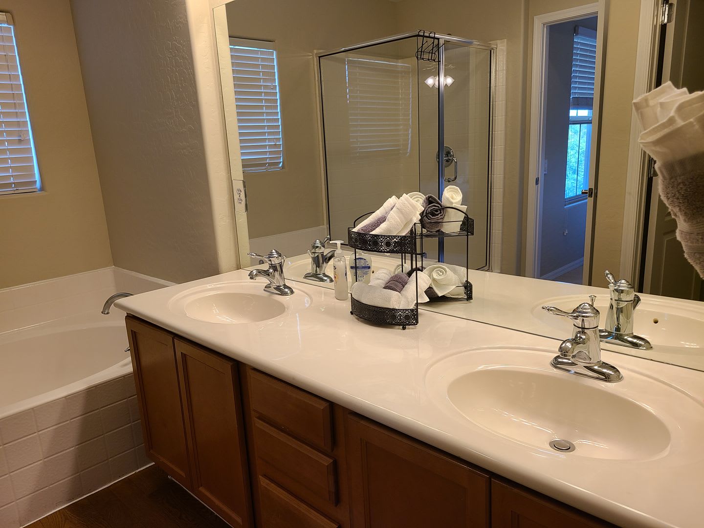 Fully Furnished 3 Bedrooms 2 Car Garage with Community Pool & Spa – photo 4
