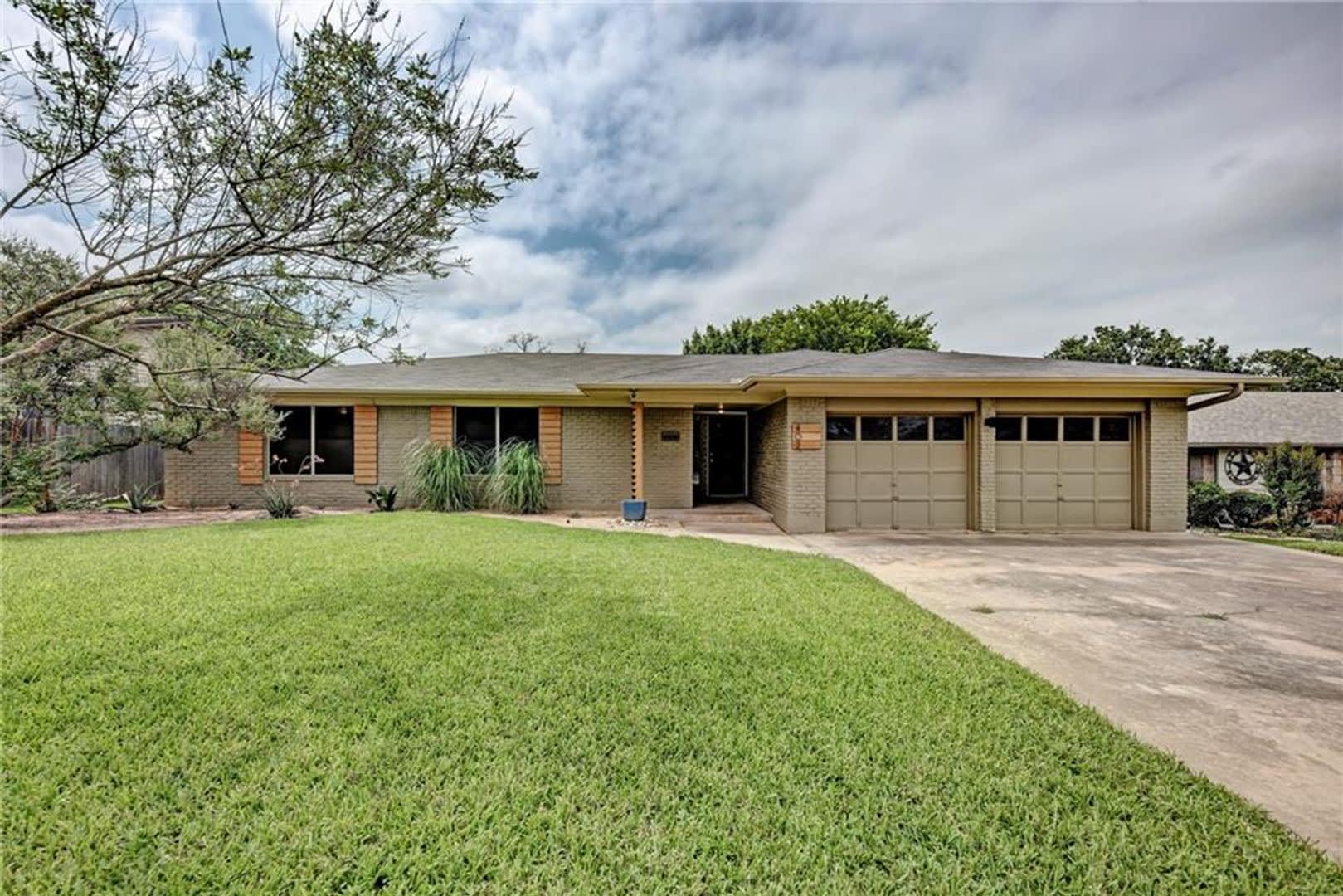 Georgetown home for lease – photo 1